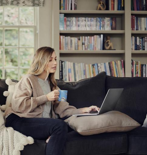 Femme introduisant une demande d'indemnisation d’assurance Squartrade