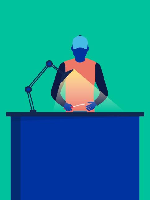 Tekniker reparerar en enhet i ett reparationscenter.