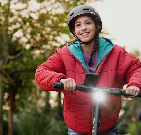 Ung flicka som håller upp en mobiltelefon för att ta ett foto med sina föräldrar.