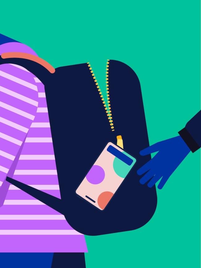 Hand som sträcker sig in i en ryggsäck för att stjäla en mobiltelefon