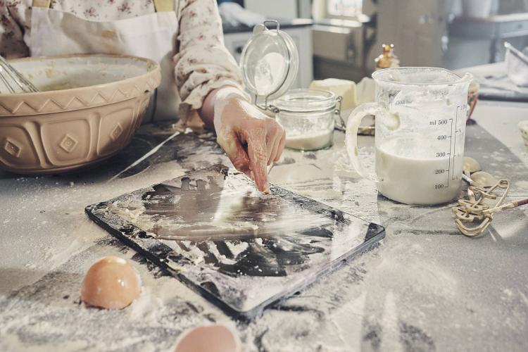 Power-enhet som ligger på köksbänken täckt av bakingredienser