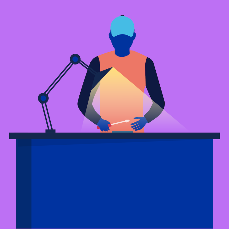 Telefonen bliver repareret af en tekniker på et reparationscenter