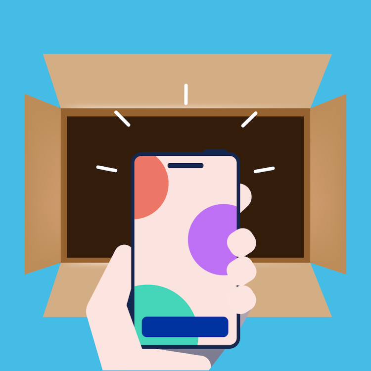 Käsi ottaa korjatun laitteen palautuspaketista