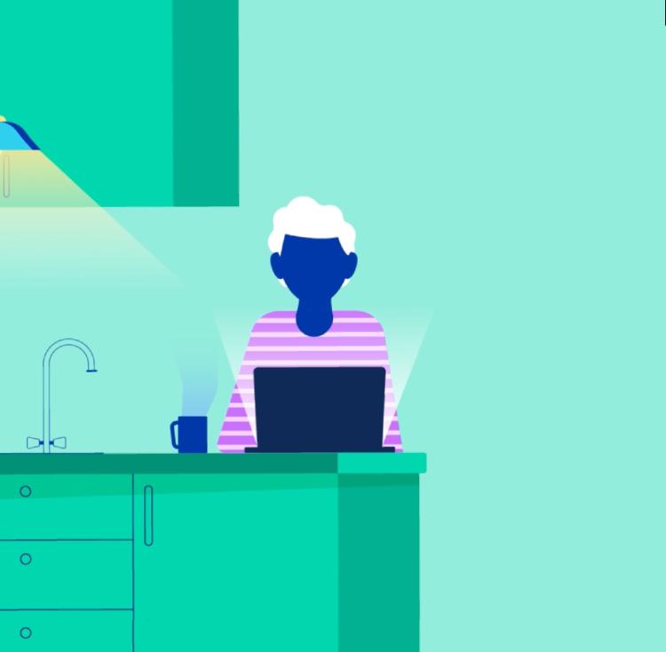 Någon som sitter i köket med en bärbar dator och tittar på hur man skickar in ett krav