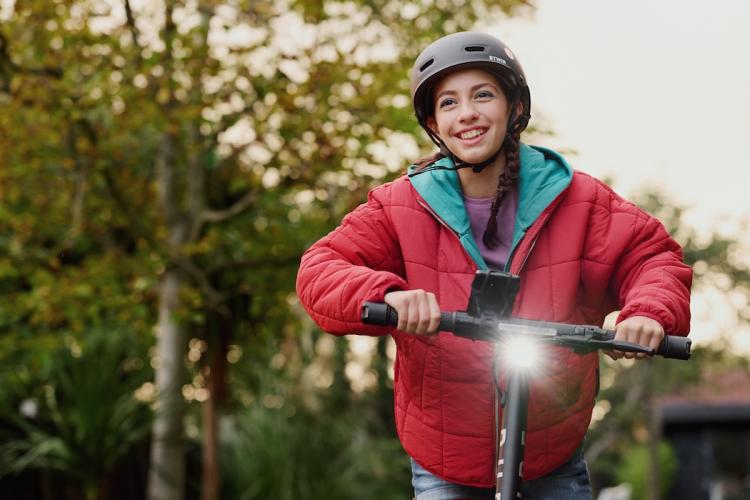 Pige kører på el-løbehjul.